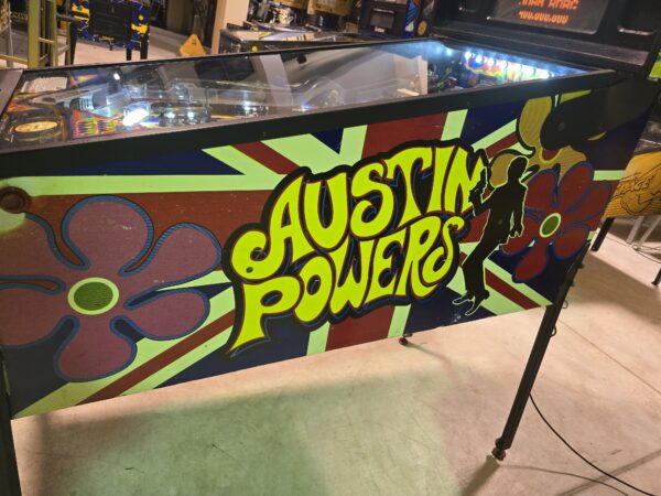 AUSTIN POWERS STERN PINBALL FLIPPER (P2072)